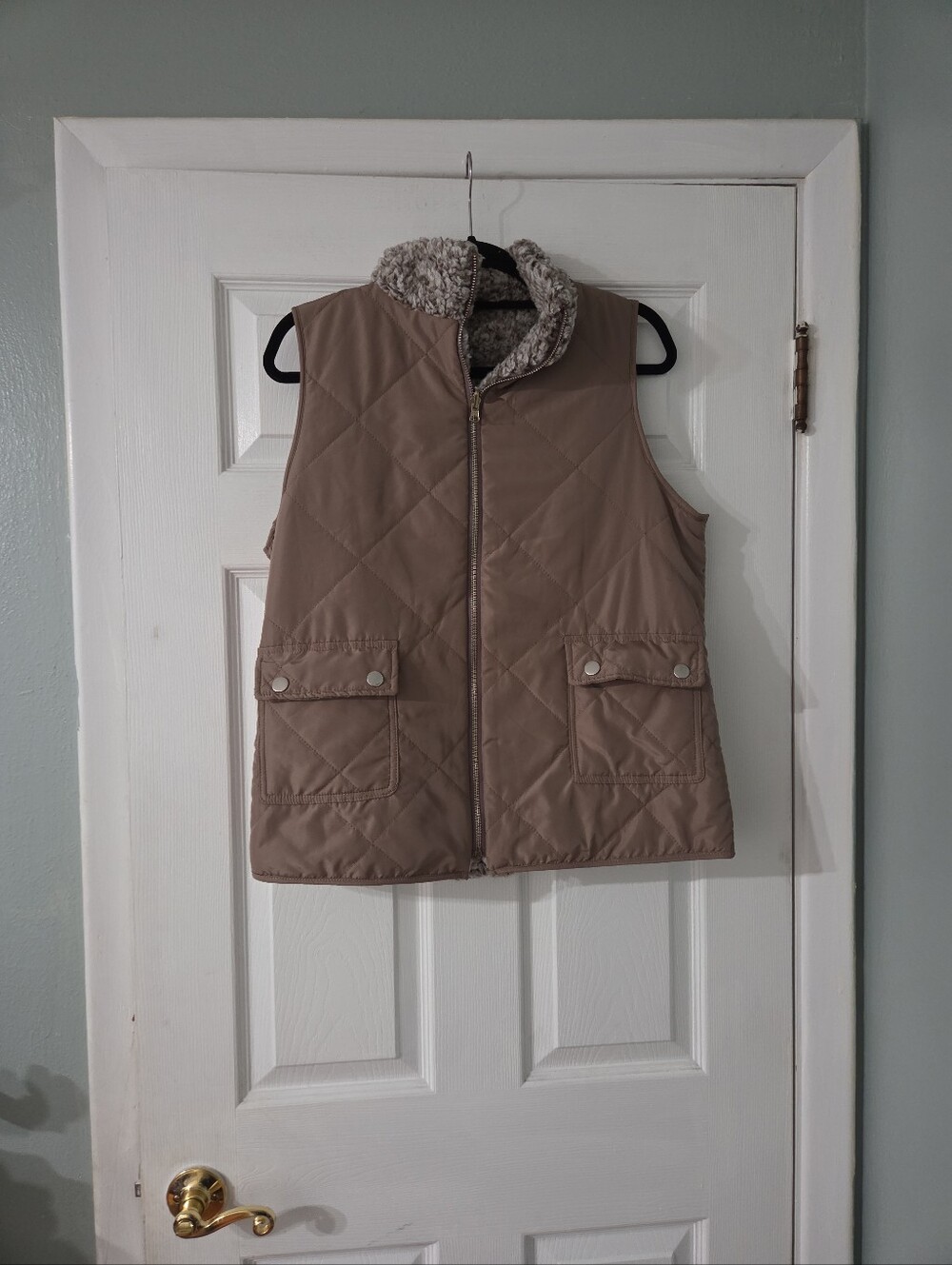 Women's Quilted Taupe Reversibl Vest Taupe Tan Sherpa Fleece Lining. L
